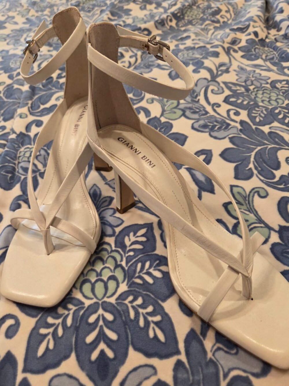 Gianni Bini Franiquie Size 8M White Sandle